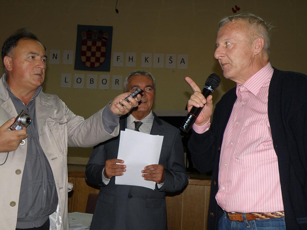 Danijel Načinović prima nagradu